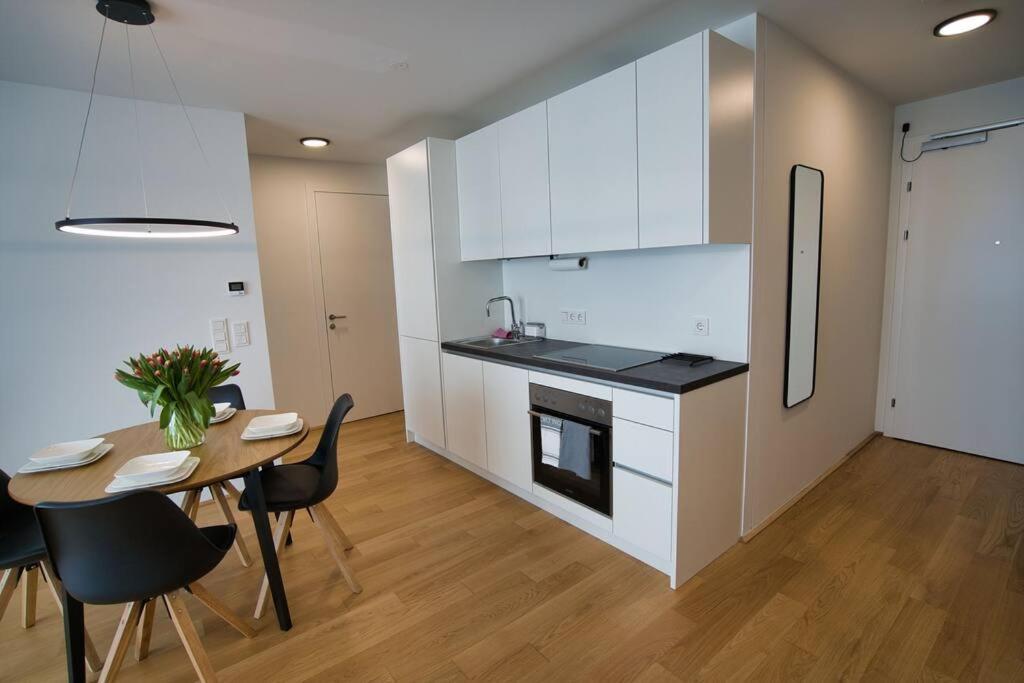 Modern Apartment Near Stadtpark Wina Bagian luar foto